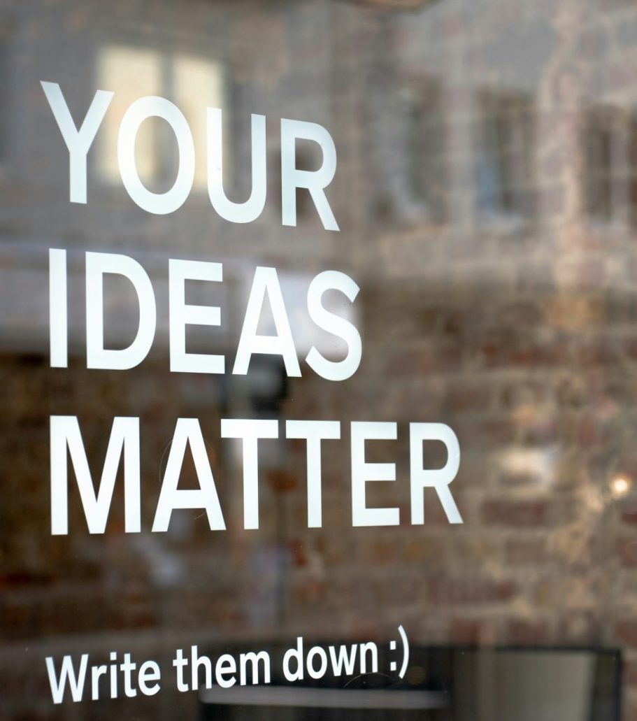 Symbolfoto Glasscheibe mit Text Scheibe mit Text-Tattoo „Deine Ideen sind wichtig. Notiere sie.“