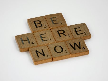 Symbolfoto Scrabble Scrabble-Buchstaben mit den Worten "BE HERE NOW" angeordnet