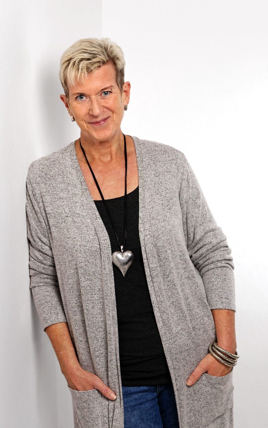 Symbolfoto Spielfigur Stormtrooper-Figur in weißer Rüstung, trägt eine Batman-Maske und hält einen Stormtrooper-Helm in der Hand.