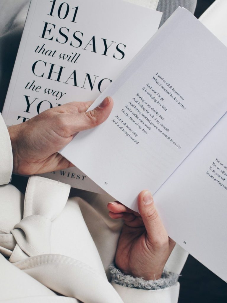 Symbolfoto Buch Hände halten ein Buch