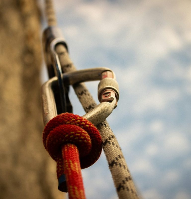 Scharfe Nahaufnahme von einem Klettersteig-Set mit Karabiner und Seil.
